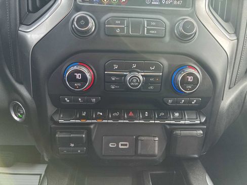 Used 2020 Chevrolet Silverado 2500 LTZ w/ LTZ Convenience Package image 17