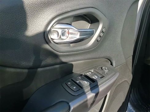 Used 2019 Jeep Cherokee Limited image 23