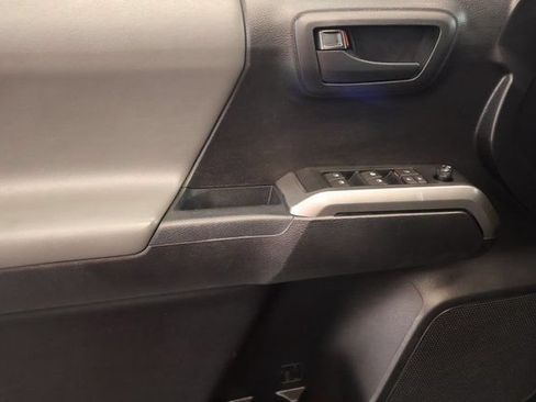 Used 2019 Toyota Tacoma SR5 AWD/4WD image 10