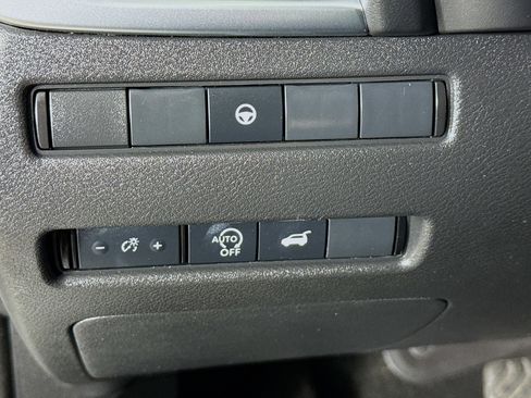 Used 2024 Nissan Rogue SV FWD image 9