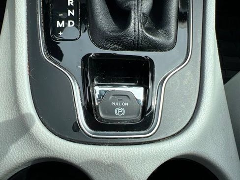 Used 2019 Jeep Cherokee Limited AWD/4WD image 25