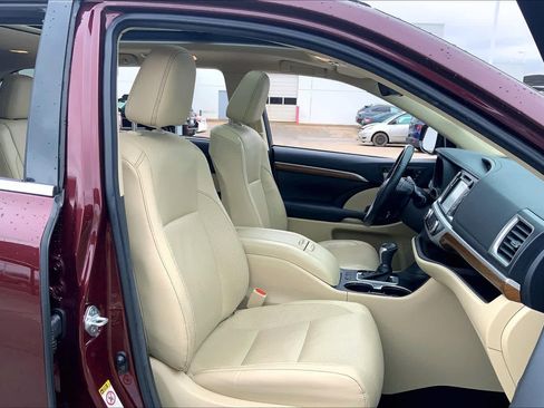 Used 2017 Toyota Highlander Limited Platinum FWD image 9