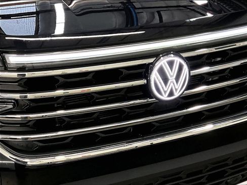 Used 2025 Volkswagen Atlas SE w/ Black Wheel Package image 31