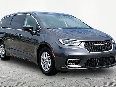 Used 2023 Chrysler Pacifica Touring-L FWD image 12