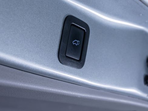 Used 2018 Toyota Highlander XLE image 9