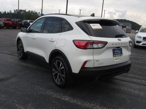 Certified 2022 Ford Escape SE w/ SE Sport Appearance Package image 5