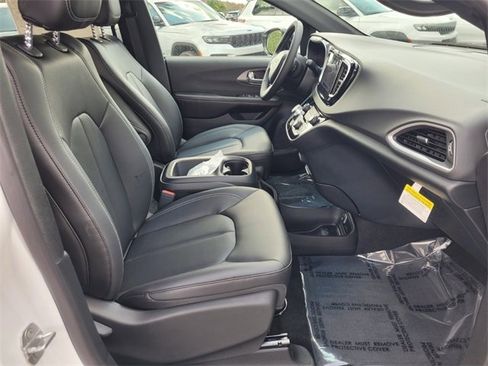 New 2026 Chrysler Voyager LX image 16