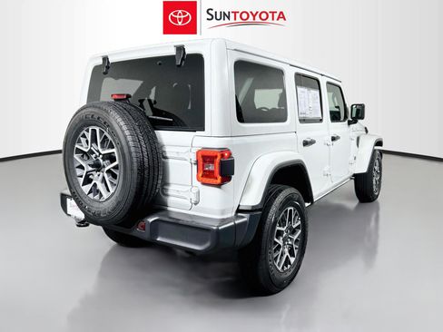 Used 2025 Jeep Wrangler Unlimited Sahara AWD/4WD image 4