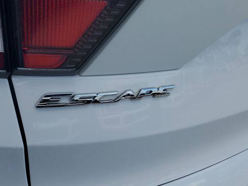Used 2017 Ford Escape S image 9