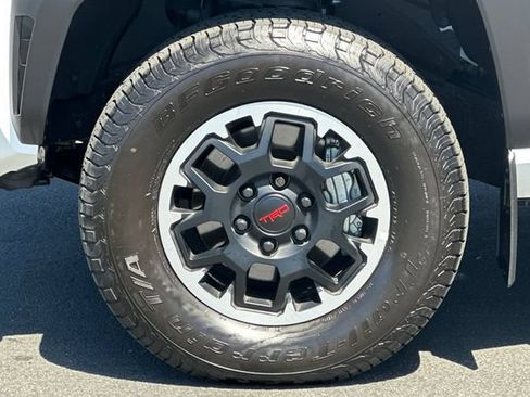 Certified 2025 Toyota Tacoma TRD Off-Road AWD/4WD image 30