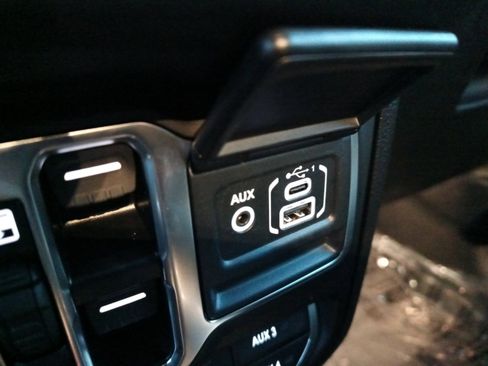 Certified 2025 Jeep Gladiator Mojave image 18