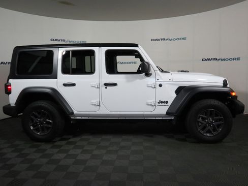 Used 2025 Jeep Wrangler Unlimited Sport AWD/4WD image 4