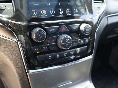 Used 2022 Jeep Grand Cherokee Limited w/ Tech Group RWD image 19