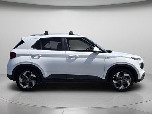 Used 2022 Hyundai Venue SEL FWD image 4