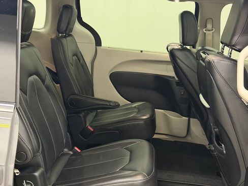 Used 2022 Chrysler Pacifica Touring-L w/ Uconnect Theater Family Group image 21