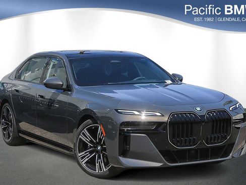 Used 2025 BMW 750e xDrive image 1