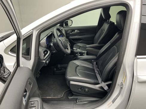 Used 2025 Chrysler Pacifica Select image 3