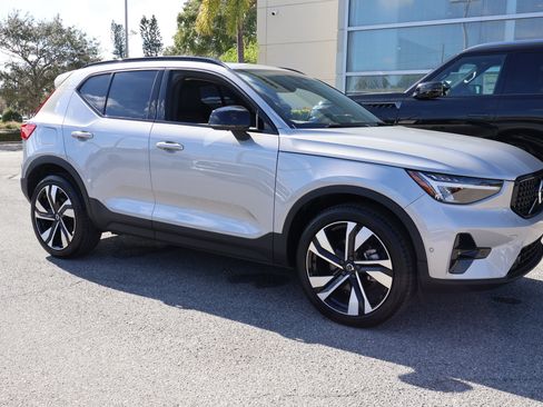 Used 2025 Volvo XC40 B5 Plus image 13