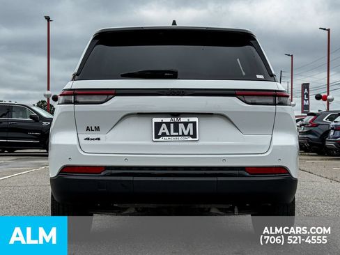 Used 2025 Jeep Grand Cherokee Altitude AWD/4WD image 5