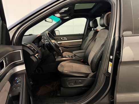 Used 2017 Ford Explorer XLT w/ Equipment Group 202A AWD/4WD image 5