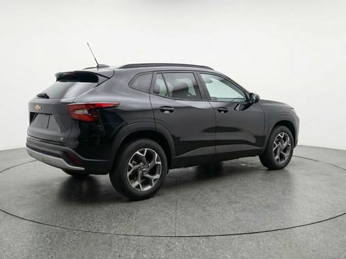 Used 2025 Chevrolet Trax LT FWD image 9
