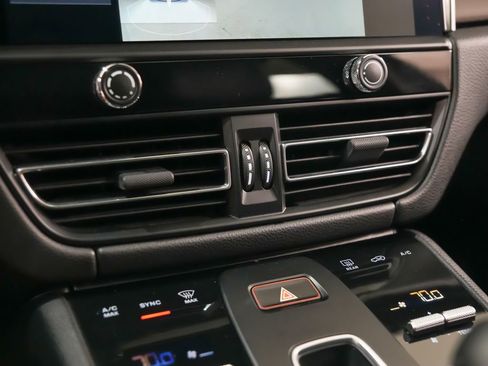 Certified 2023 Porsche Macan image 31