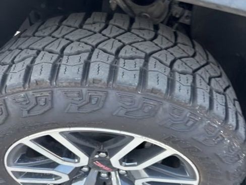 Used 2021 GMC Sierra 1500 AT4 w/ AT4 Value Package AWD/4WD image 3