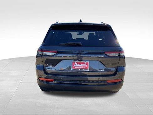 New 2025 Jeep Grand Cherokee image 3