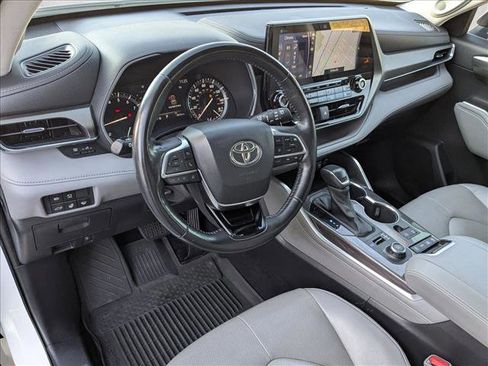 Used 2021 Toyota Highlander Limited image 10
