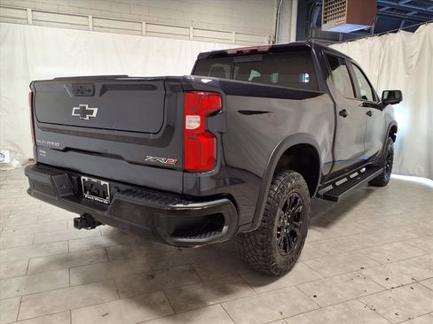 Used 2022 Chevrolet Silverado 1500 ZR2 w/ Technology Package image 9
