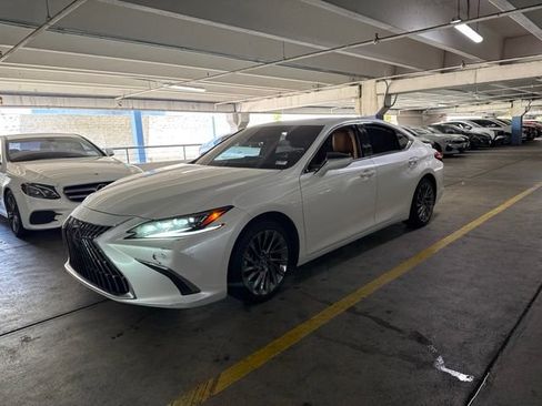 Used 2024 Lexus ES 300h Ultra Luxury w/ Accessory Package (Z2) FWD image 2