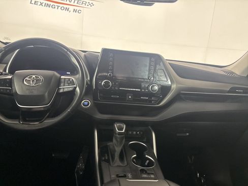Used 2021 Toyota Highlander XLE FWD image 28