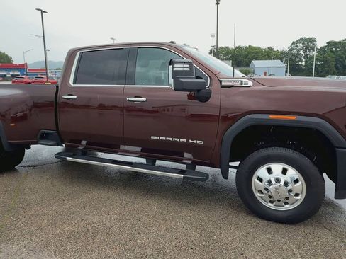 Used 2024 GMC Sierra 3500 SLT w/ SLT Premium Package image 2
