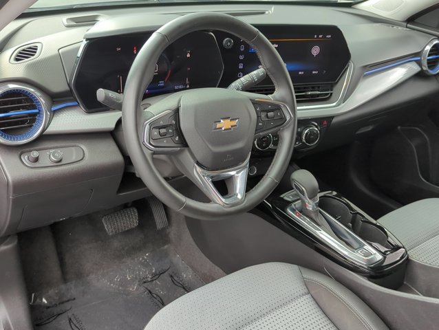 Used 2025 Chevrolet Trax LT w/ LT Convenience Package FWD image 15