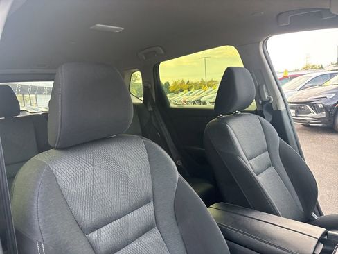 Used 2024 Nissan Rogue SV image 34