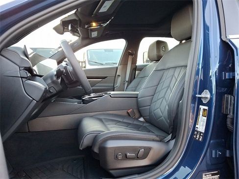 Used 2025 BMW 530i xDrive w/ Premium Package image 13