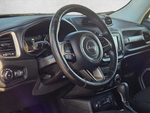 Used 2017 Jeep Renegade Latitude image 10