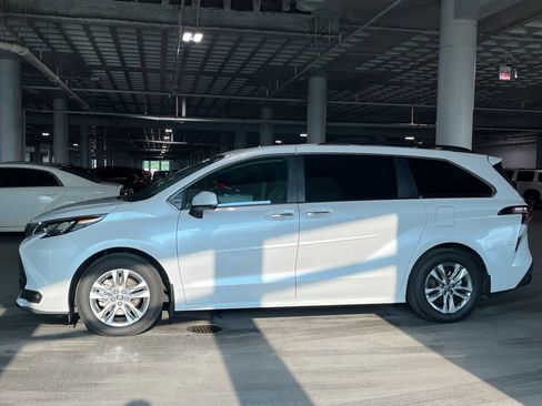 Used 2025 Toyota Sienna XLE w/ XLE Plus Package AWD/4WD image 7