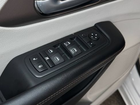 Used 2017 Chrysler Pacifica Touring-L FWD image 11