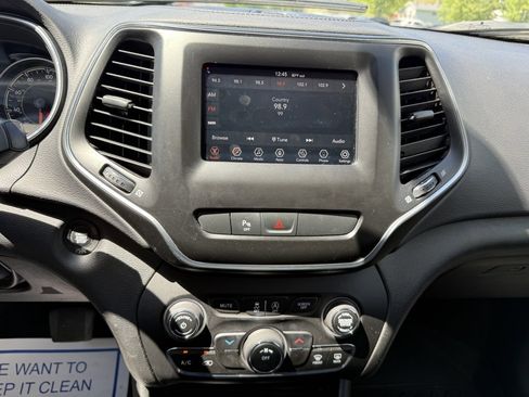 Used 2019 Jeep Cherokee Latitude Plus w/ Cold Weather Group AWD/4WD image 25