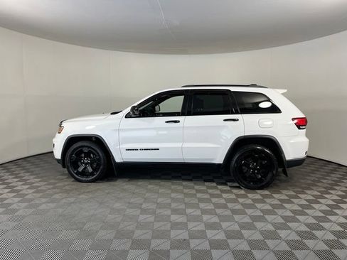 Used 2019 Jeep Grand Cherokee Laredo AWD/4WD image 4