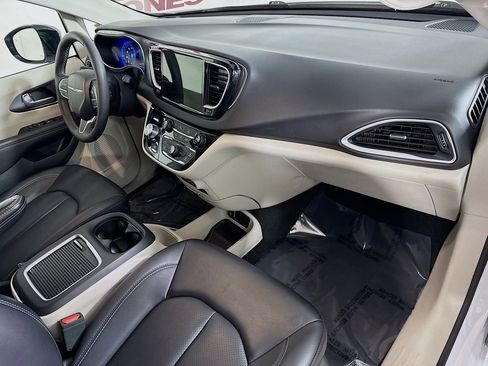 Used 2024 Chrysler Pacifica Touring-L FWD image 32
