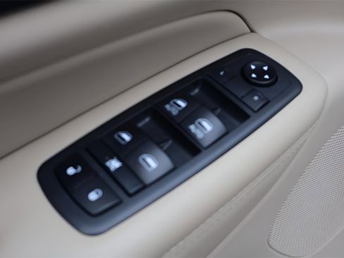 Used 2019 Jeep Grand Cherokee Laredo image 11