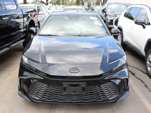 Used 2026 Toyota Camry SE FWD image 3