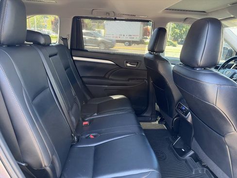 Used 2019 Toyota Highlander XLE AWD/4WD image 29