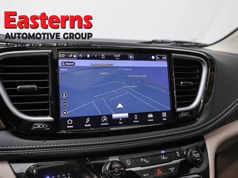 Used 2023 Chrysler Pacifica Limited FWD image 19