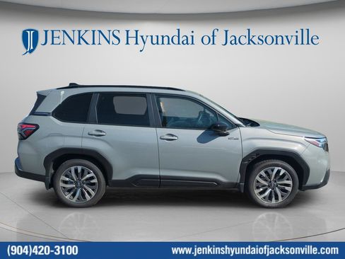 Used 2025 Subaru Forester Touring AWD/4WD image 2