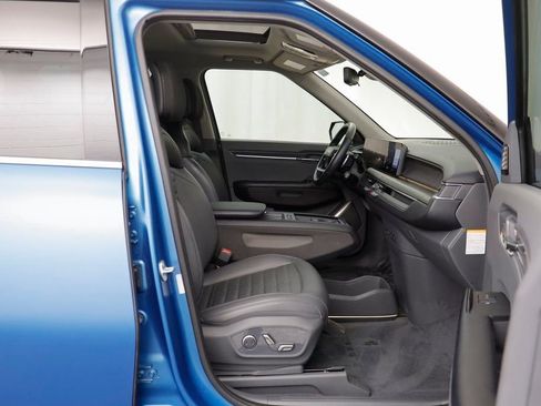 Used 2024 Kia EV9 Land image 23