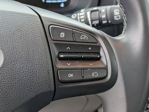 Used 2025 Hyundai Venue SEL FWD image 21