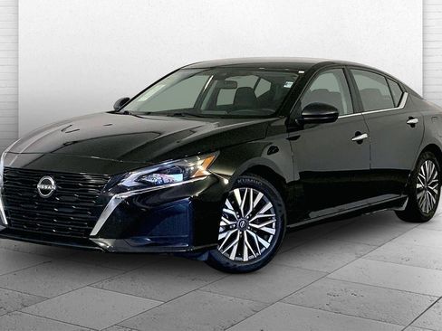 Used 2025 Nissan Altima 2.5 SV FWD image 12